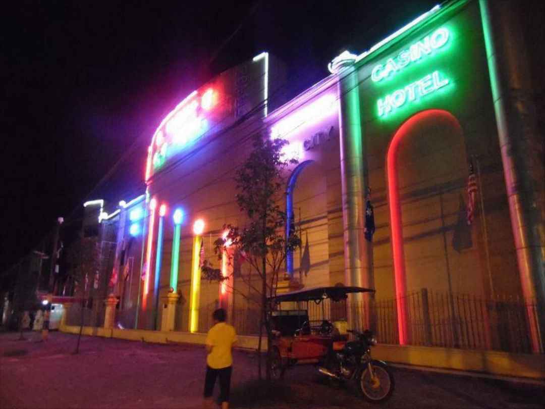 Khách sạn Kampong Som City rực rỡ ánh đèn trong đêm